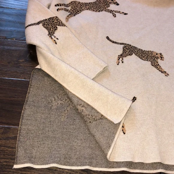 Entro leopard print sweater size large with high side slits - Picture 3 of 9